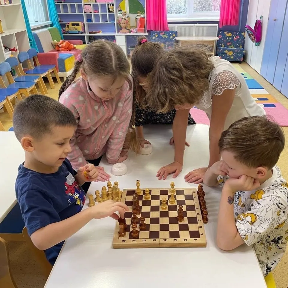 Дети играют в шахматы