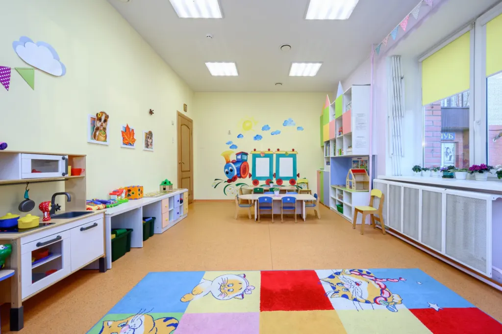 Групповая комната с разноцветным ковром