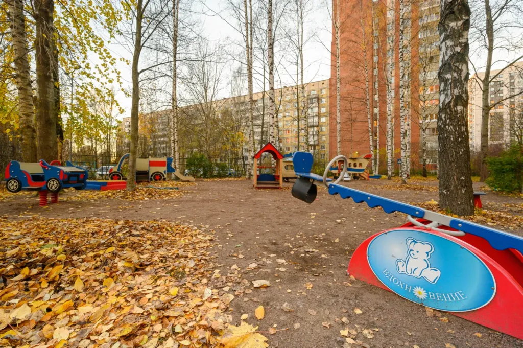 Прогулочная площадка детского сада осенью