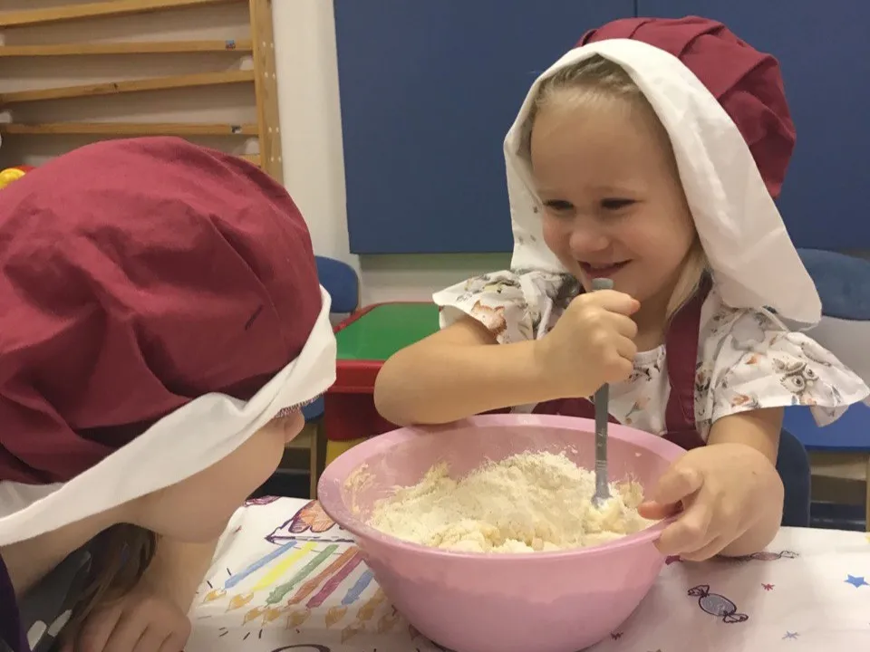 Кулинарное занятие: девочка замешивает тесто