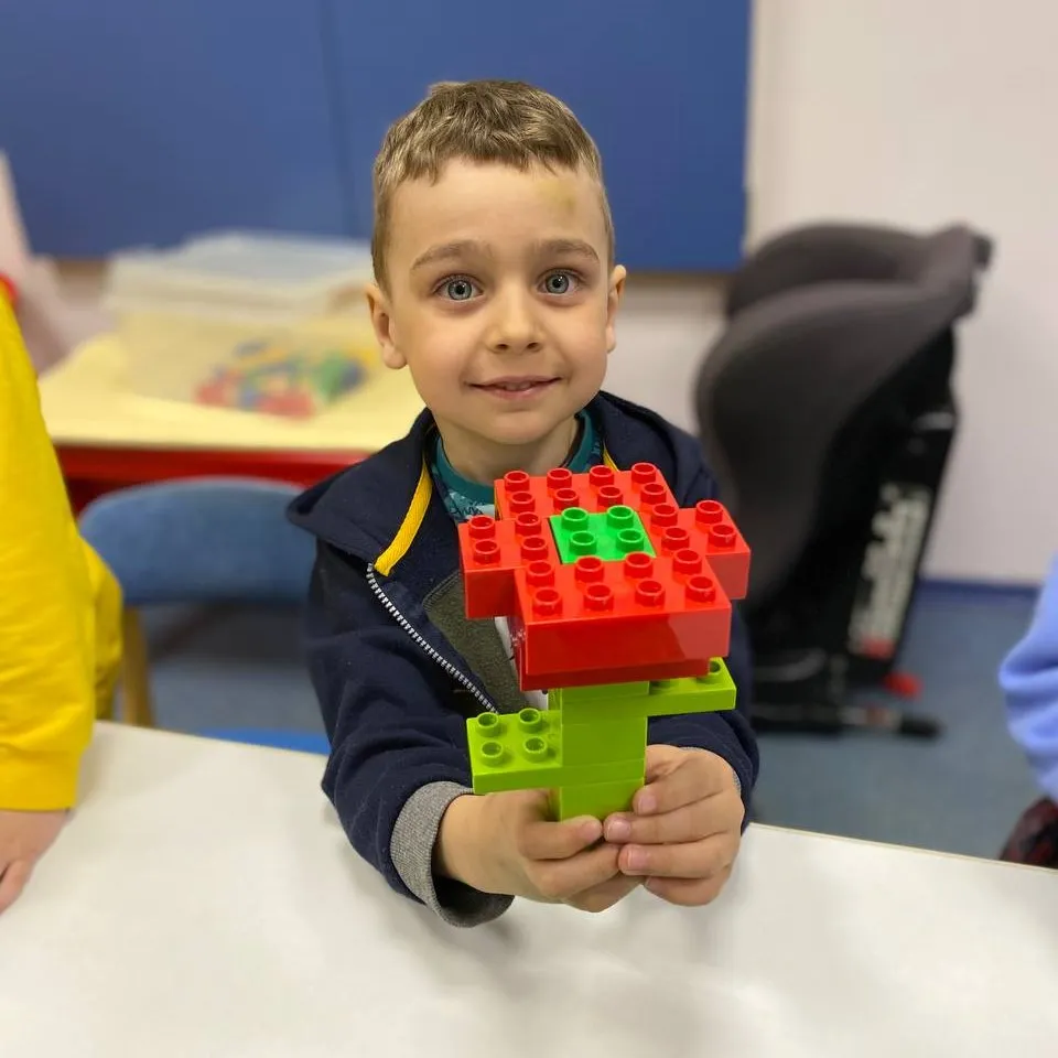 LEGO-конструирование: мальчик с постройкой